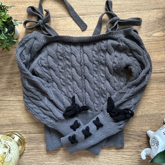 ROMWE Off-the-Shoulder Gray and Black Sweater - Picture 2 of 3